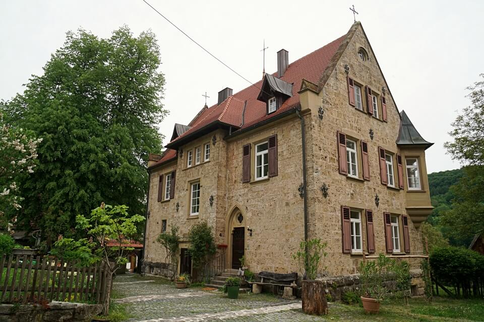 Das Pfarrhaus in Unterregenbach mit Krypta