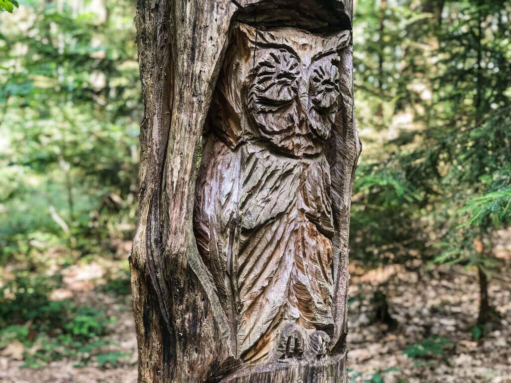 Holzfigur im Zauberwald Fichtenau