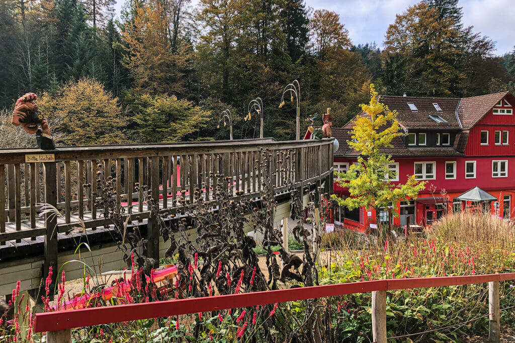 Indoorbereich Rote Achse und Bruecke im Eins und Alles Welzheim