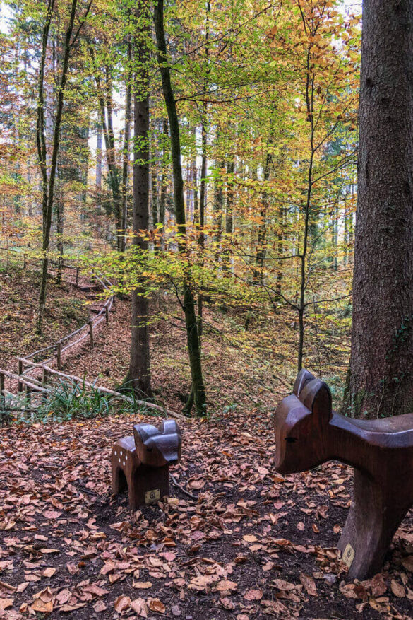 Ostheimer Holzfiguren auf dem Walderlebnispfad Urbach