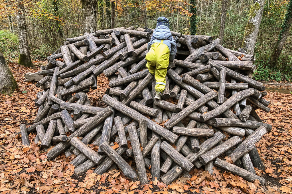 Klettern auf dem Biberbau am Walderlebnispfad