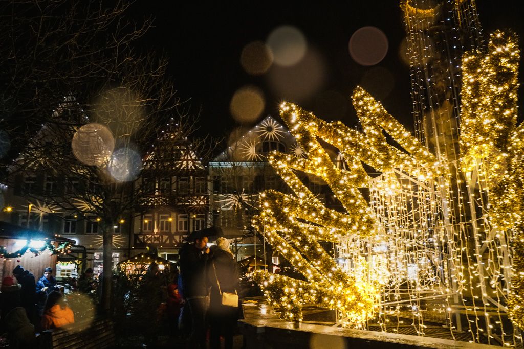 Weihnachtsmarkt Oehringen auf dem Marktplatz mit beleuchtetem Brunnen