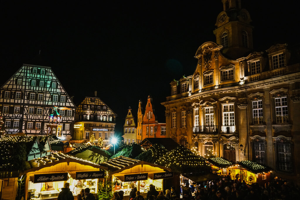 Weihnachtsmarkt Schwaebisch Hall mit beleuchtetem Marktplatz 