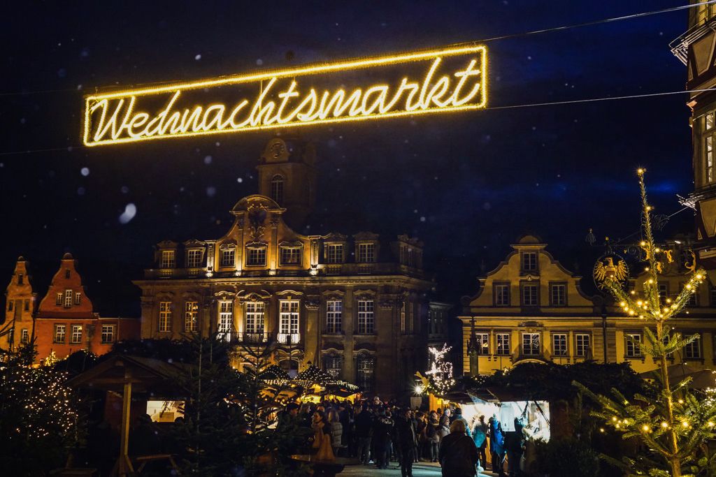 Weihnachtsmarkt Schwaebisch Hall auf dem Marktplatz 