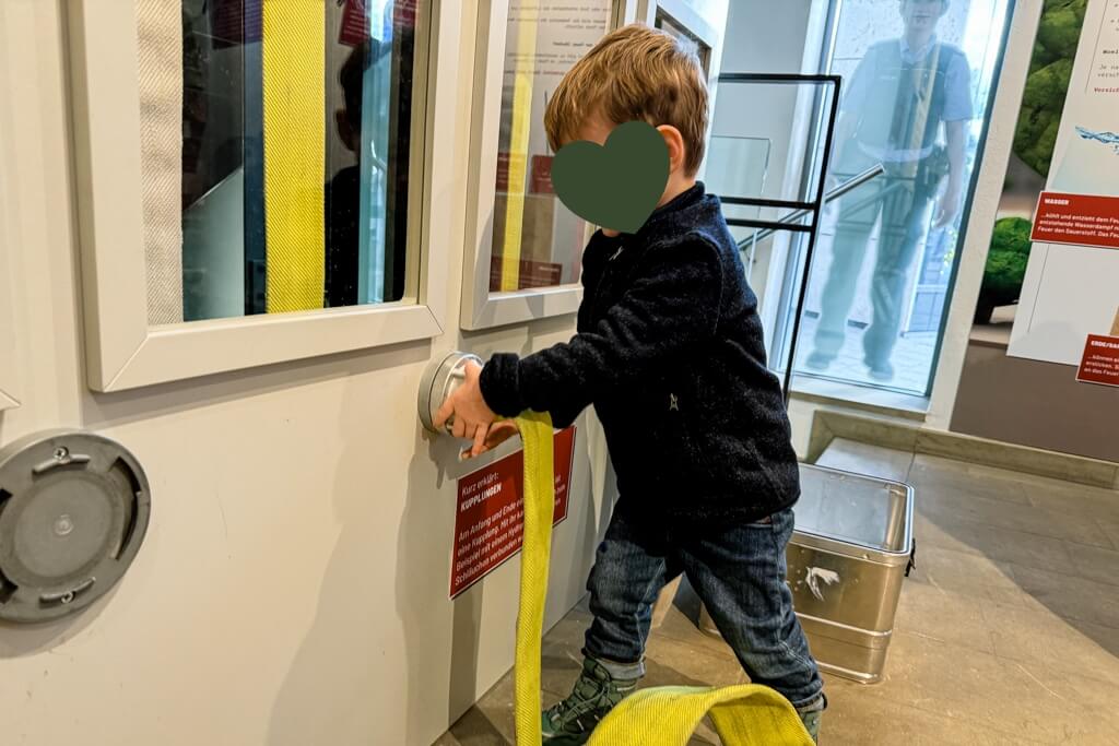 Feuerwehrschlauch anschliessen im Stadtmuseum Neckarsulm bei der Blaulicht Ausstellung